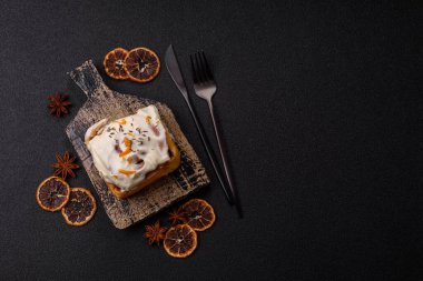 Cinnabon, tarçınlı tatlı çörek, yüksek kalorili çörek ya da rulo. Tarçınlı tarçın tasarımınız için gıda arka planıdır