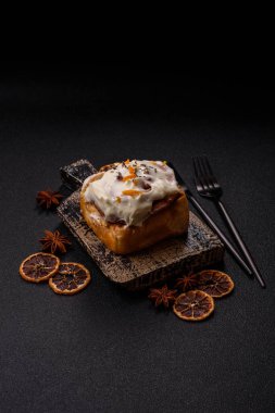 Cinnabon, tarçınlı tatlı çörek, yüksek kalorili çörek ya da rulo. Tarçınlı tarçın tasarımınız için gıda arka planıdır