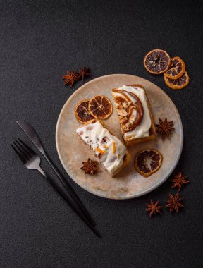 Cinnabon, tarçınlı tatlı çörek, yüksek kalorili çörek ya da rulo. Tarçınlı tarçın tasarımınız için gıda arka planıdır