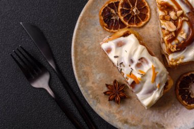 Cinnabon, tarçınlı tatlı çörek, yüksek kalorili çörek ya da rulo. Tarçınlı tarçın tasarımınız için gıda arka planıdır