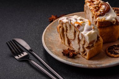 Cinnabon, tarçınlı tatlı çörek, yüksek kalorili çörek ya da rulo. Tarçınlı tarçın tasarımınız için gıda arka planıdır
