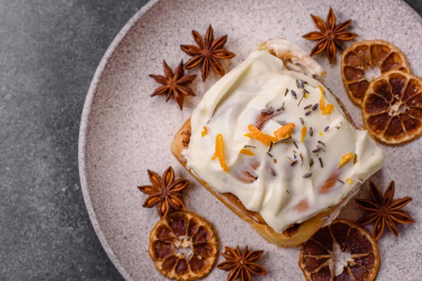 Cinnabon, tarçınlı tatlı çörek, yüksek kalorili çörek ya da rulo. Tarçınlı tarçın tasarımınız için gıda arka planıdır