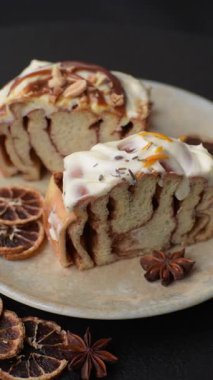 Cinnabon, tarçınlı tatlı çörek, yüksek kalorili çörek ya da rulo. Tarçınlı tarçın