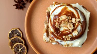 Cinnabon, tarçınlı tatlı çörek, yüksek kalorili çörek ya da rulo. Tarçınlı tarçın