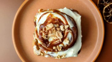 Cinnabon, tarçınlı tatlı çörek, yüksek kalorili çörek ya da rulo. Tarçınlı tarçın