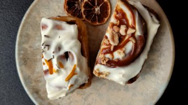 Cinnabon, tarçınlı tatlı çörek, yüksek kalorili çörek ya da rulo. Tarçınlı tarçın