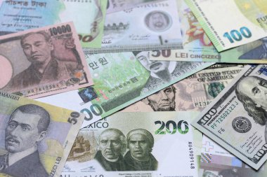 Para geçmişi, döviz kuru, farklı ülkelerden gelen kağıt banknotlar. Tasarımınız için finansal bir fon olarak para nakit para birimi