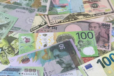 Para geçmişi, döviz kuru, farklı ülkelerden gelen kağıt banknotlar. Tasarımınız için finansal bir fon olarak para nakit para birimi