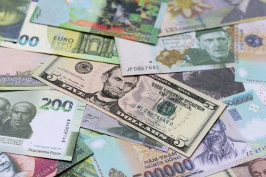 Para geçmişi, döviz kuru, farklı ülkelerden gelen kağıt banknotlar. Tasarımınız için finansal bir fon olarak para nakit para birimi
