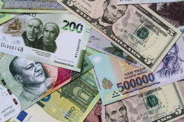 Para geçmişi, döviz kuru, farklı ülkelerden gelen kağıt banknotlar. Tasarımınız için finansal bir fon olarak para nakit para birimi