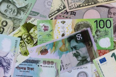 Para geçmişi, döviz kuru, farklı ülkelerden gelen kağıt banknotlar. Tasarımınız için finansal bir fon olarak para nakit para birimi