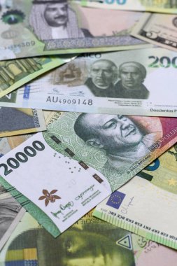 Para geçmişi, döviz kuru, farklı ülkelerden gelen kağıt banknotlar. Tasarımınız için finansal bir fon olarak para nakit para birimi