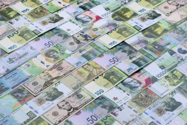 Para geçmişi, döviz kuru, farklı ülkelerden gelen kağıt banknotlar. Tasarımınız için finansal bir fon olarak para nakit para birimi
