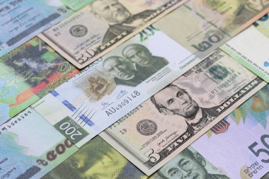 Para geçmişi, döviz kuru, farklı ülkelerden gelen kağıt banknotlar. Tasarımınız için finansal bir fon olarak para nakit para birimi