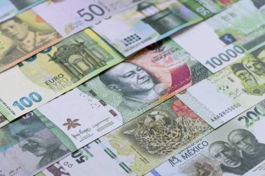 Para geçmişi, döviz kuru, farklı ülkelerden gelen kağıt banknotlar. Tasarımınız için finansal bir fon olarak para nakit para birimi