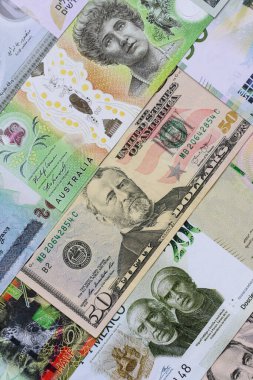 Para geçmişi, döviz kuru, farklı ülkelerden gelen kağıt banknotlar. Tasarımınız için finansal bir fon olarak para nakit para birimi