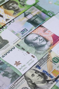 Para geçmişi, döviz kuru, farklı ülkelerden gelen kağıt banknotlar. Tasarımınız için finansal bir fon olarak para nakit para birimi