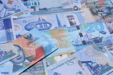 Para geçmişi, döviz kuru, farklı ülkelerden gelen kağıt banknotlar. Tasarımınız için finansal bir fon olarak para nakit para birimi