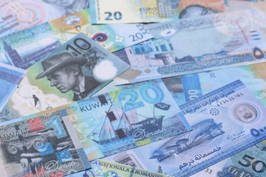 Para geçmişi, döviz kuru, farklı ülkelerden gelen kağıt banknotlar. Tasarımınız için finansal bir fon olarak para nakit para birimi