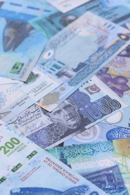 Para geçmişi, döviz kuru, farklı ülkelerden gelen kağıt banknotlar. Tasarımınız için finansal bir fon olarak para nakit para birimi