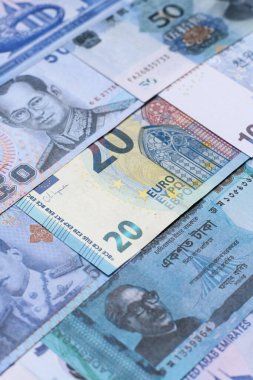 Para geçmişi, döviz kuru, farklı ülkelerden gelen kağıt banknotlar. Tasarımınız için finansal bir fon olarak para nakit para birimi
