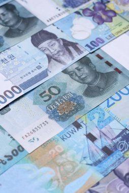 Para geçmişi, döviz kuru, farklı ülkelerden gelen kağıt banknotlar. Tasarımınız için finansal bir fon olarak para nakit para birimi