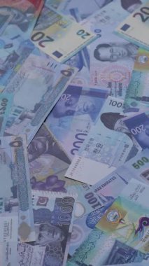 Para geçmişi, para birimi, farklı ülkelerden gelen kağıt banknotlar. Para nakit para, mavi