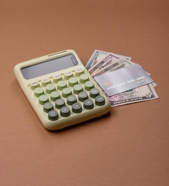 Hesap makinesi, para ve gider hesapları, vergi formu tamamlama ve iş bütçesi konsepti hazırlama. Tasarımınız için finansal bir arkaplan olarak hesap makinesi ve gider hesaplamaları