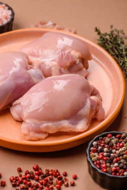 Tavuk budu fileto, derisiz ve kemiksiz et ızgara ya da barbekü için. Tasarımın için yemek arkaplanı olarak tavuk budu filetosu.