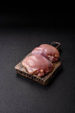 Tavuk budu fileto, derisiz ve kemiksiz et ızgara ya da barbekü için. Tasarımın için yemek arkaplanı olarak tavuk budu filetosu.