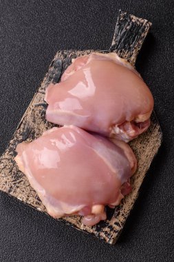 Tavuk budu fileto, derisiz ve kemiksiz et ızgara ya da barbekü için. Tasarımın için yemek arkaplanı olarak tavuk budu filetosu.