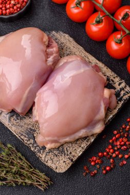 Tavuk budu fileto, derisiz ve kemiksiz et ızgara ya da barbekü için. Tasarımın için yemek arkaplanı olarak tavuk budu filetosu.