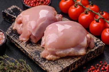 Tavuk budu fileto, derisiz ve kemiksiz et ızgara ya da barbekü için. Tasarımın için yemek arkaplanı olarak tavuk budu filetosu.