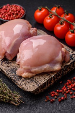 Tavuk budu fileto, derisiz ve kemiksiz et ızgara ya da barbekü için. Tasarımın için yemek arkaplanı olarak tavuk budu filetosu.