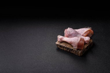 Çiğ tavuk bacağı, ızgara veya barbekü için kümes hayvanı eti. Tasarımınız için yemek arkaplanı olarak tavuk bacağı