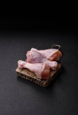 Çiğ tavuk bacağı, ızgara veya barbekü için kümes hayvanı eti. Tasarımınız için yemek arkaplanı olarak tavuk bacağı