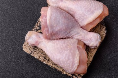 Çiğ tavuk bacağı, ızgara veya barbekü için kümes hayvanı eti. Tasarımınız için yemek arkaplanı olarak tavuk bacağı