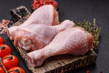 Çiğ tavuk bacağı, ızgara veya barbekü için kümes hayvanı eti. Tasarımınız için yemek arkaplanı olarak tavuk bacağı