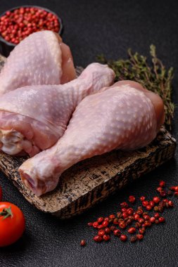 Çiğ tavuk bacağı, ızgara veya barbekü için kümes hayvanı eti. Tasarımınız için yemek arkaplanı olarak tavuk bacağı