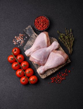 Çiğ tavuk bacağı, ızgara veya barbekü için kümes hayvanı eti. Tasarımınız için yemek arkaplanı olarak tavuk bacağı