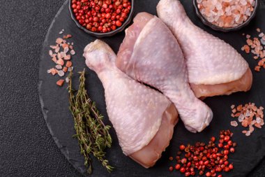 Çiğ tavuk bacağı, ızgara veya barbekü için kümes hayvanı eti. Tasarımınız için yemek arkaplanı olarak tavuk bacağı