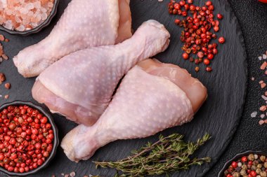 Çiğ tavuk bacağı, ızgara veya barbekü için kümes hayvanı eti. Tasarımınız için yemek arkaplanı olarak tavuk bacağı