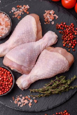 Çiğ tavuk bacağı, ızgara veya barbekü için kümes hayvanı eti. Tasarımınız için yemek arkaplanı olarak tavuk bacağı