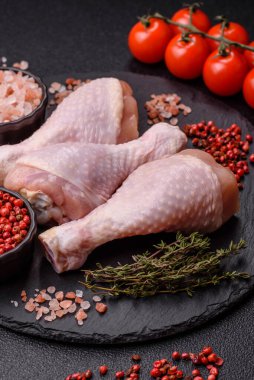 Çiğ tavuk bacağı, ızgara veya barbekü için kümes hayvanı eti. Tasarımınız için yemek arkaplanı olarak tavuk bacağı