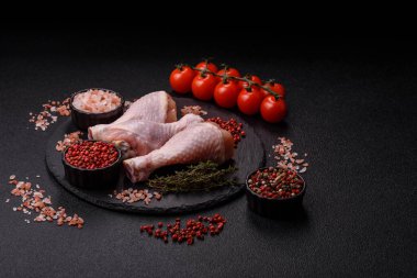 Çiğ tavuk bacağı, ızgara veya barbekü için kümes hayvanı eti. Tasarımınız için yemek arkaplanı olarak tavuk bacağı