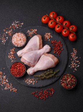 Çiğ tavuk bacağı, ızgara veya barbekü için kümes hayvanı eti. Tasarımınız için yemek arkaplanı olarak tavuk bacağı