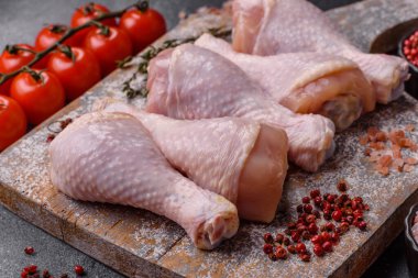 Çiğ tavuk bacağı, ızgara veya barbekü için kümes hayvanı eti. Tasarımınız için yemek arkaplanı olarak tavuk bacağı