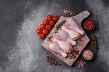 Çiğ tavuk bacağı, ızgara veya barbekü için kümes hayvanı eti. Tasarımınız için yemek arkaplanı olarak tavuk bacağı