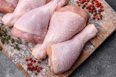 Çiğ tavuk bacağı, ızgara veya barbekü için kümes hayvanı eti. Tasarımınız için yemek arkaplanı olarak tavuk bacağı