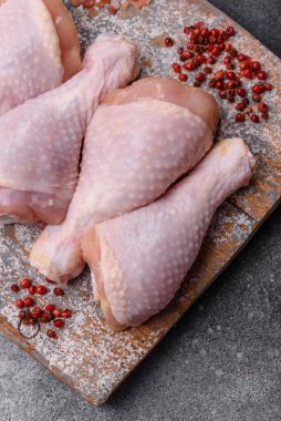 Çiğ tavuk bacağı, ızgara veya barbekü için kümes hayvanı eti. Tasarımınız için yemek arkaplanı olarak tavuk bacağı